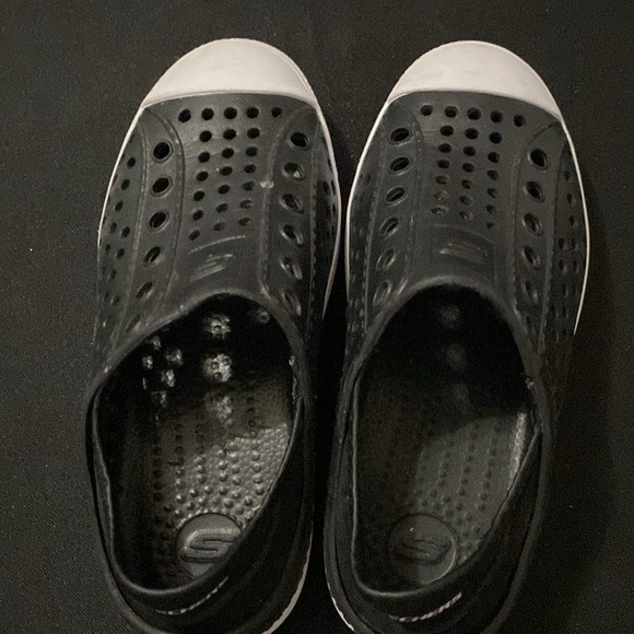 SKECHERS KIDS SIZE 13 BLACK SLIP ON SHOES CLEAN LIKE NEW  EXCELLENT CONDITION - Picture 10 of 11